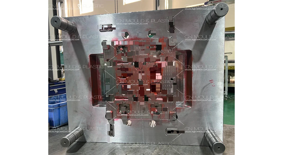 Come funziona lo stampaggio di inserti per PCB?